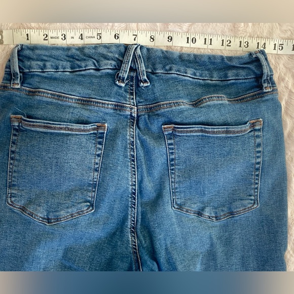 Good American Classic Fit Straight Jeans- Size 12/31 - Picture 5 of 9